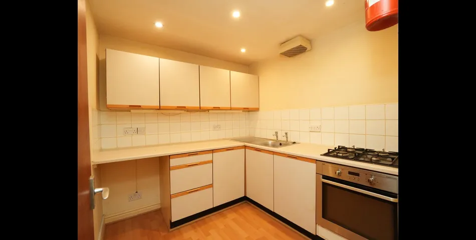 SHOP WITH ONE BEDROOM FLAT ABOVE