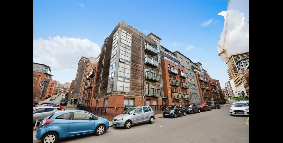 ONE BEDROOM APARTMENT