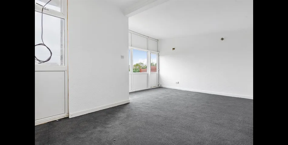 TWO BEDROOM FIRST FLOOR APARTMENT IN NEED OF REFURBISHMENT