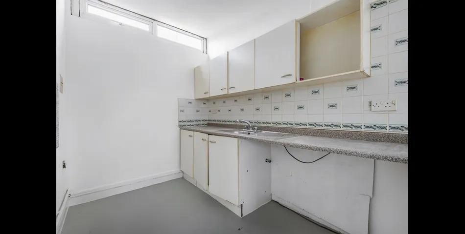 TWO BEDROOM FIRST FLOOR APARTMENT IN NEED OF REFURBISHMENT