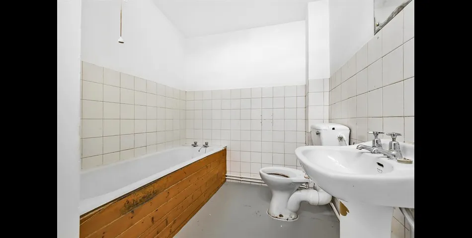 TWO BEDROOM FIRST FLOOR APARTMENT IN NEED OF REFURBISHMENT