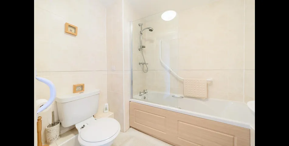 ONE BEDROOM SECOND FLOOR APARTMENT FOR OVER 60'S