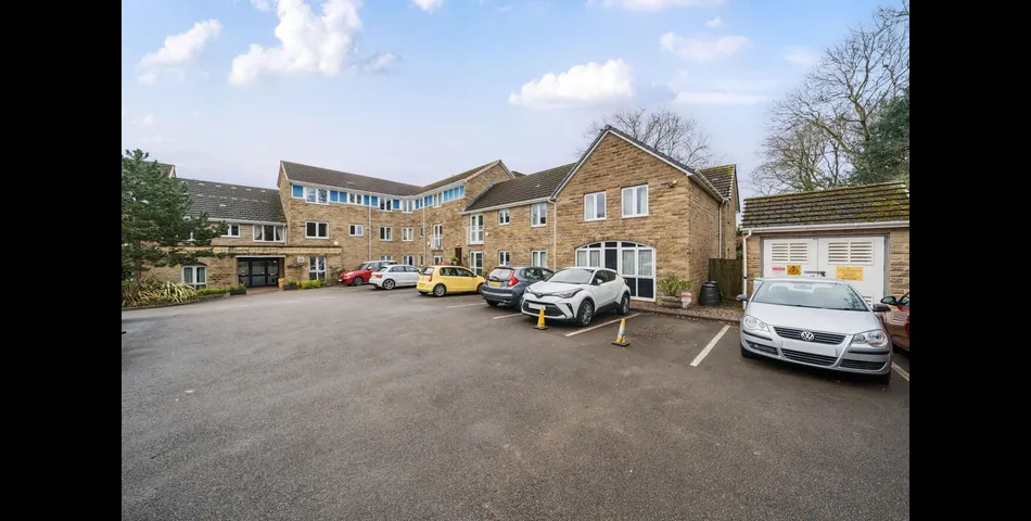 ONE BEDROOM SECOND FLOOR APARTMENT FOR OVER 60'S