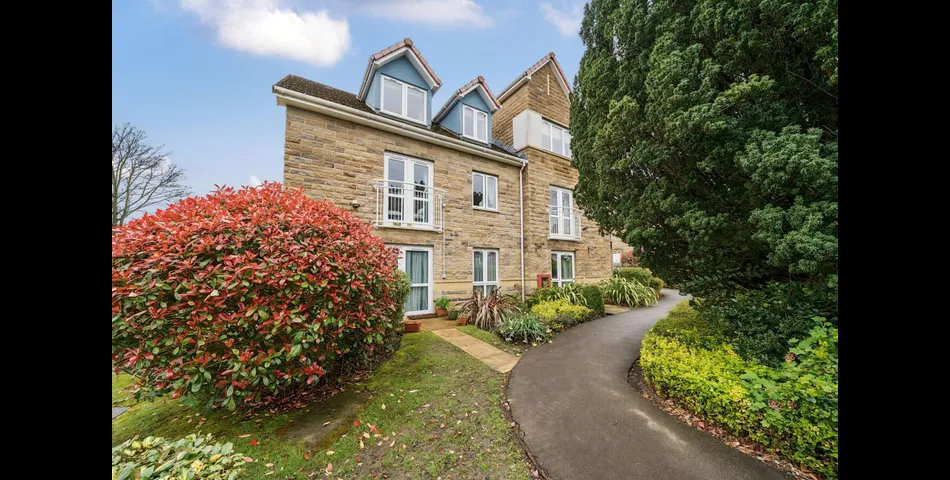 ONE BEDROOM SECOND FLOOR APARTMENT FOR OVER 60'S