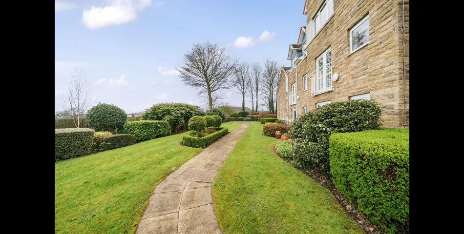ONE BEDROOM SECOND FLOOR APARTMENT FOR OVER 60'S