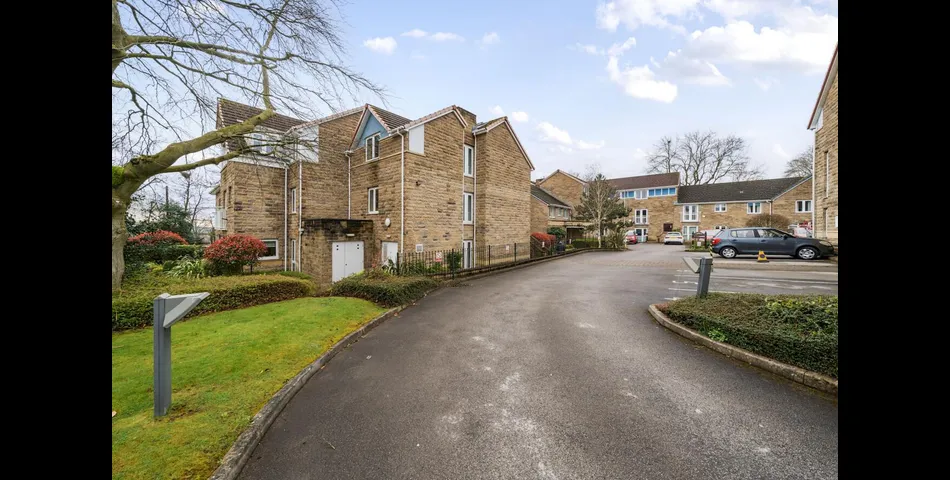 ONE BEDROOM SECOND FLOOR APARTMENT FOR OVER 60'S