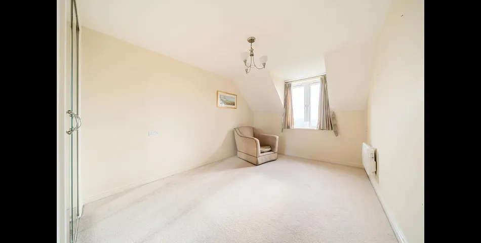 ONE BEDROOM SECOND FLOOR APARTMENT FOR OVER 60'S
