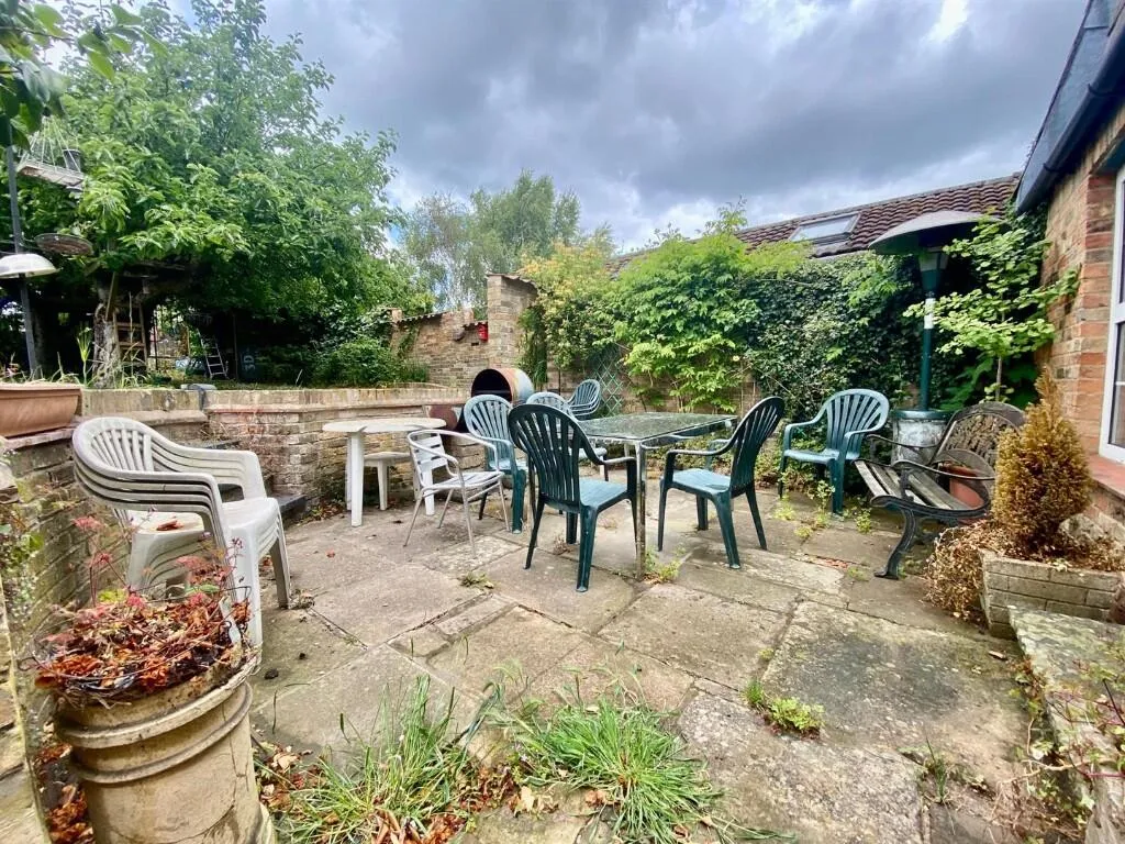 5 bed Detached