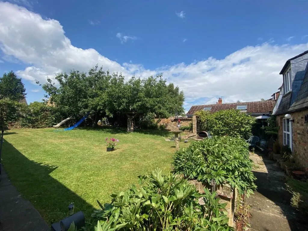 5 bed Detached