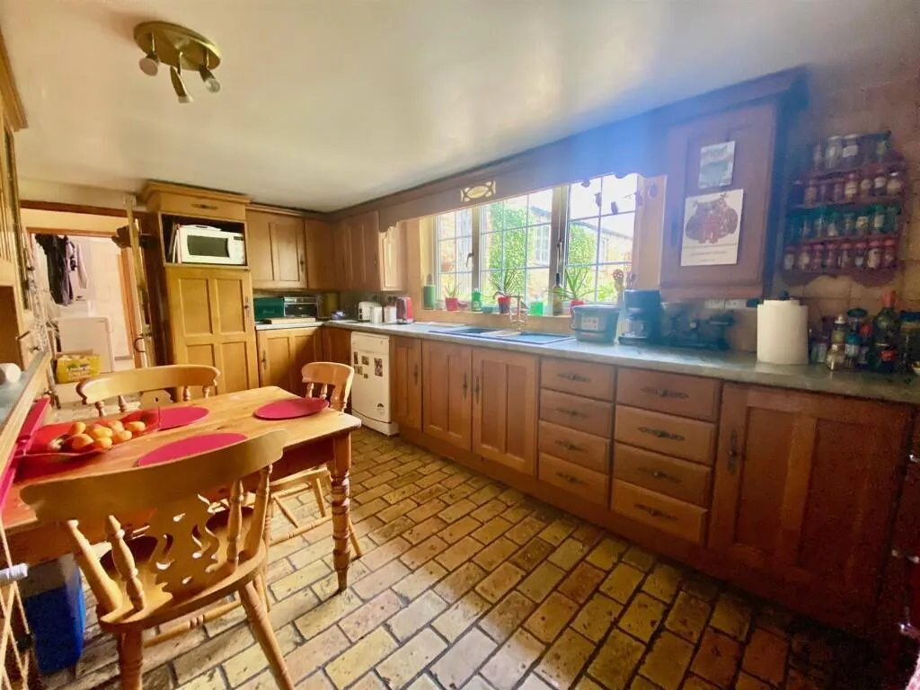 5 bed Detached
