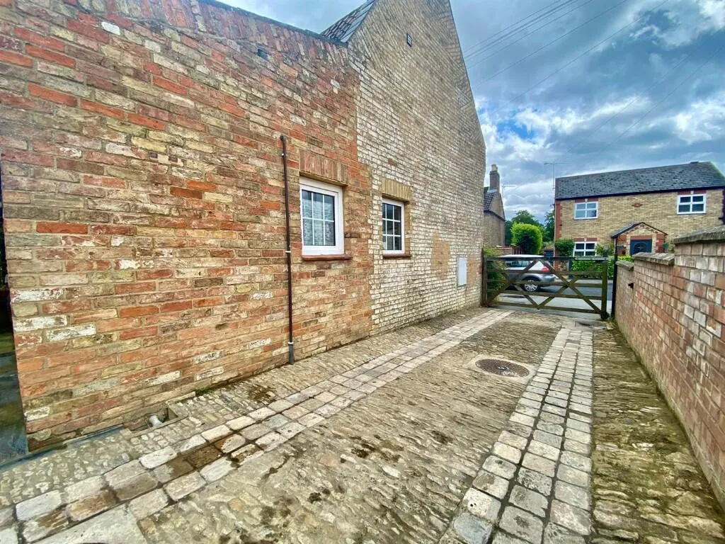 5 bed Detached