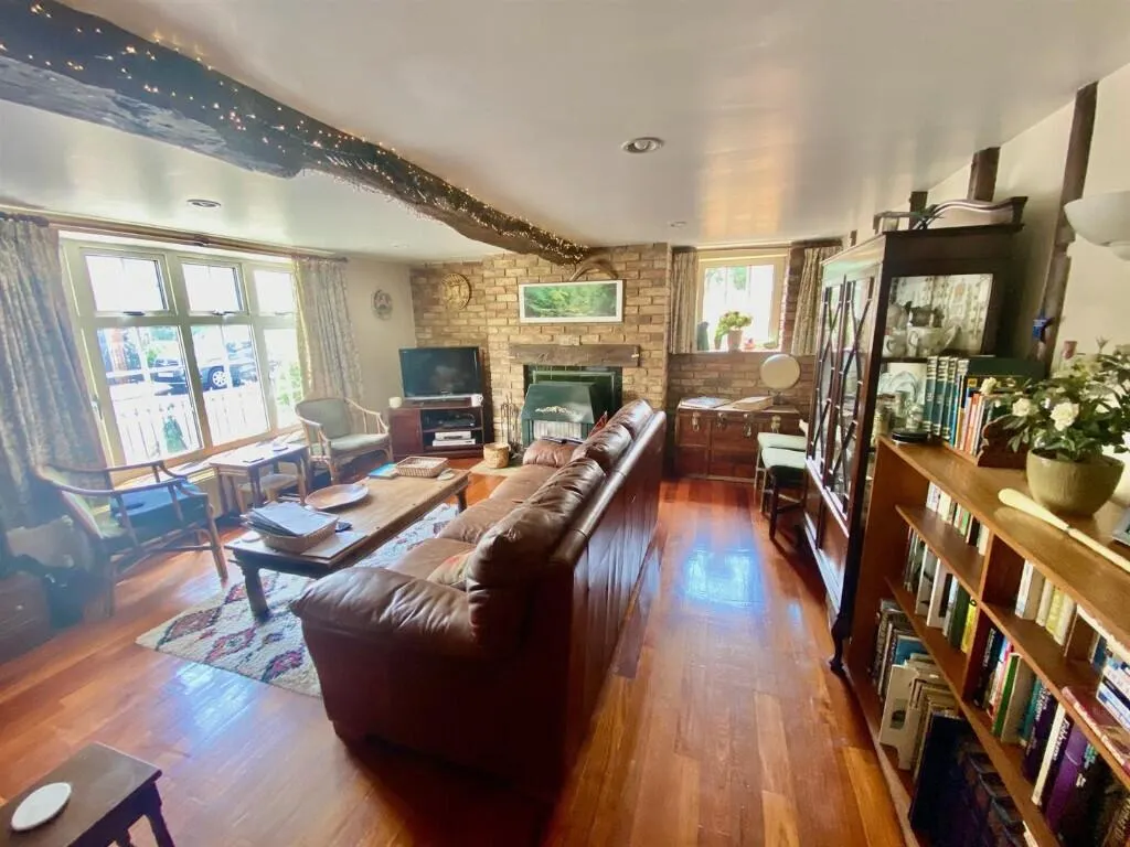 5 bed Detached