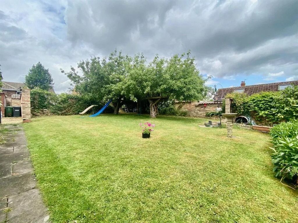 5 bed Detached
