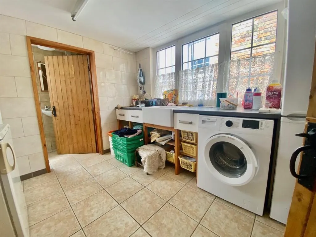 5 bed Detached