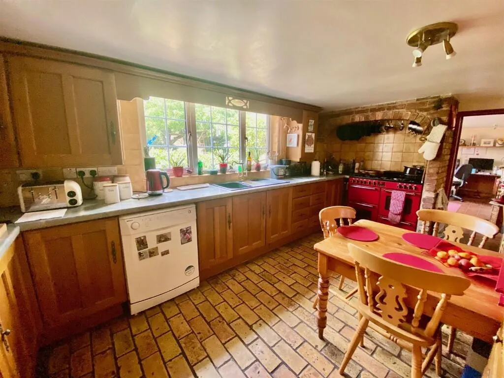 5 bed Detached