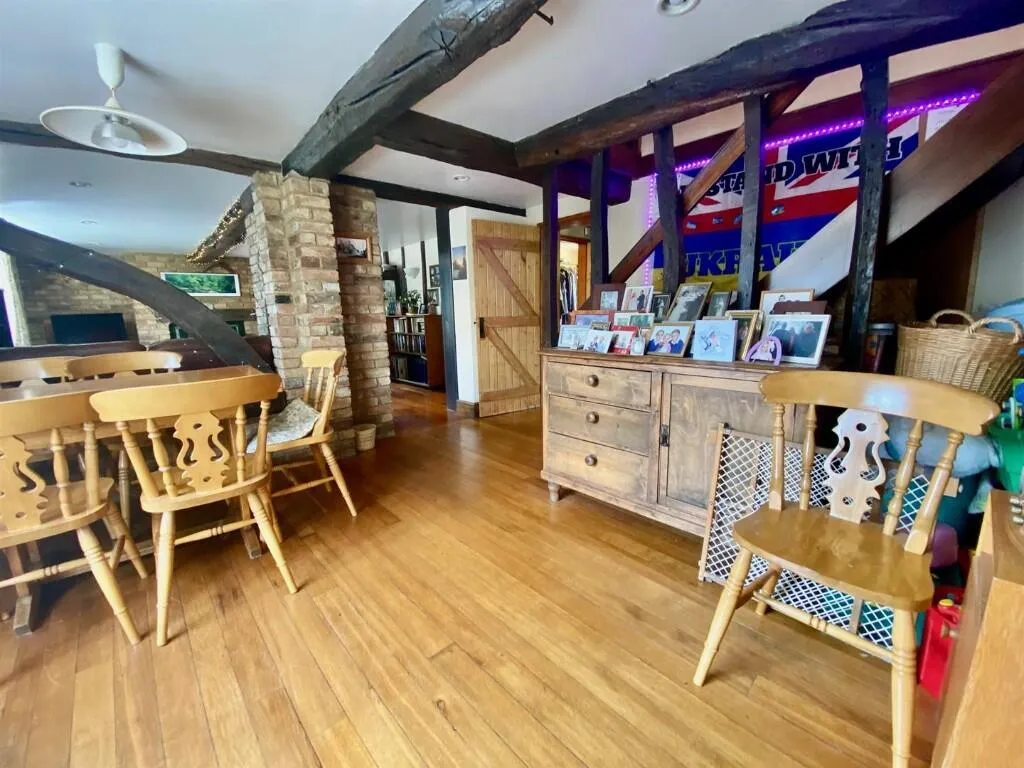 5 bed Detached