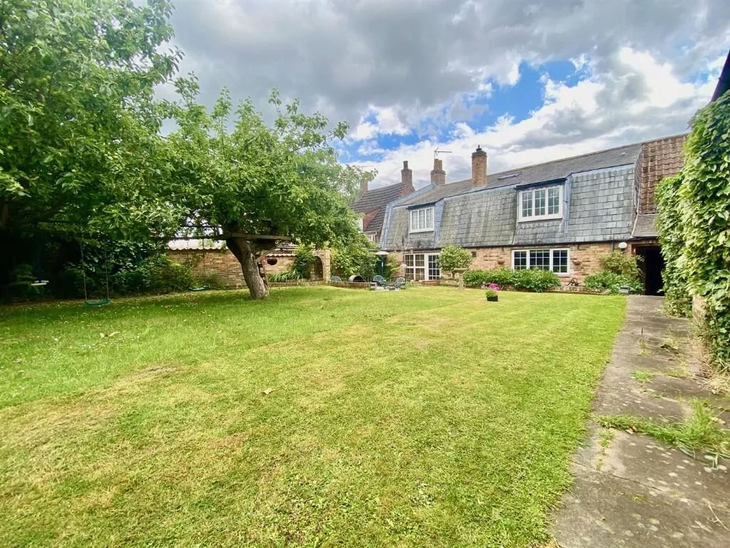 5 bed Detached