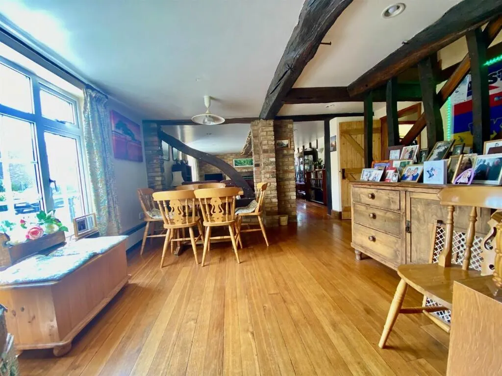 5 bed Detached
