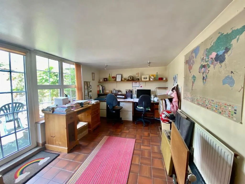 5 bed Detached