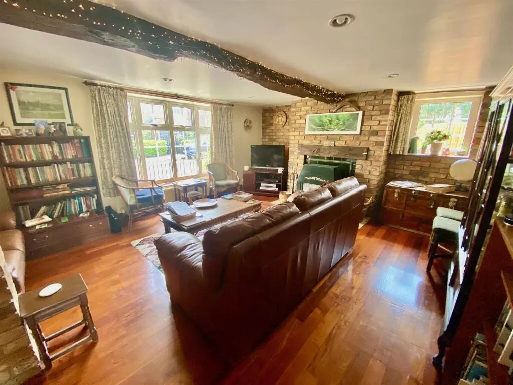5 bed Detached