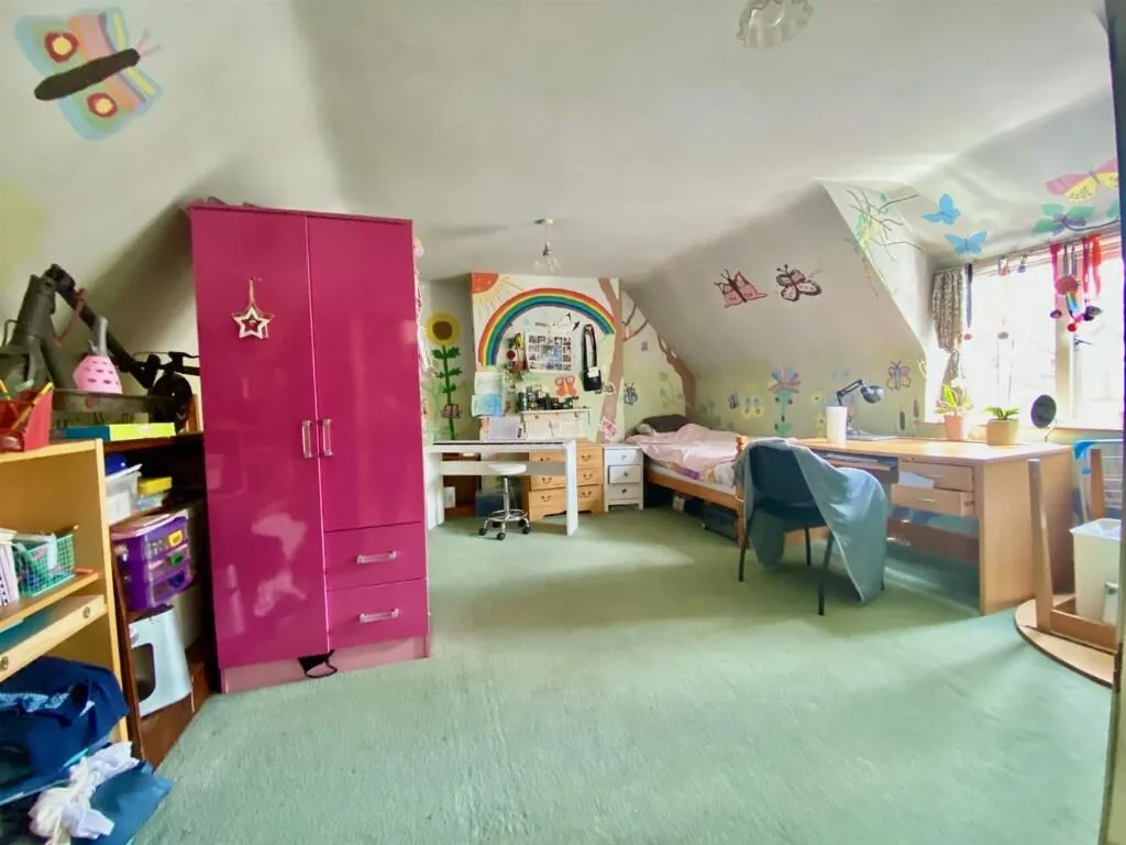 5 bed Detached