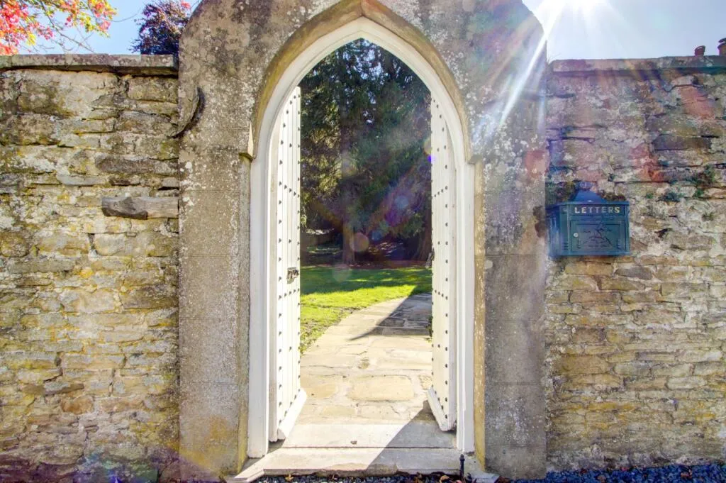 6 bed Character Property