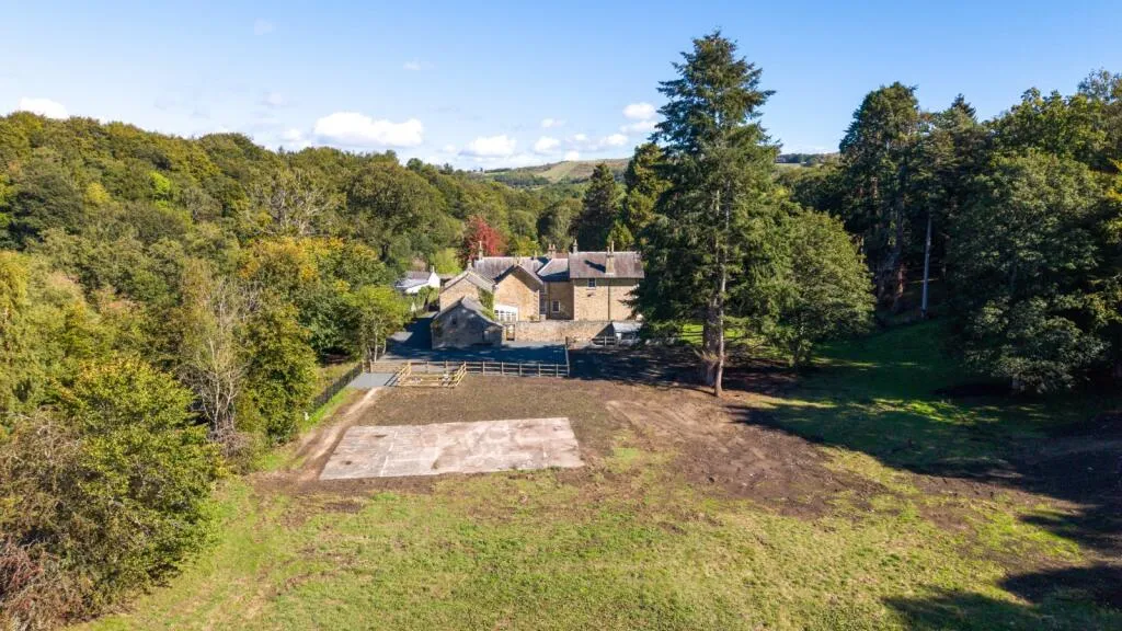 6 bed Character Property