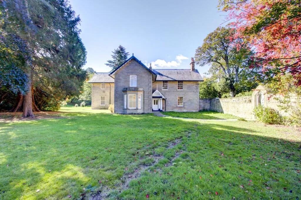 6 bed Character Property