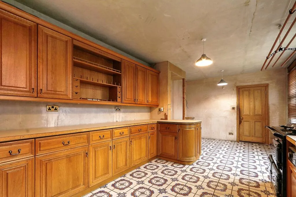 5 bed Semi-Detached