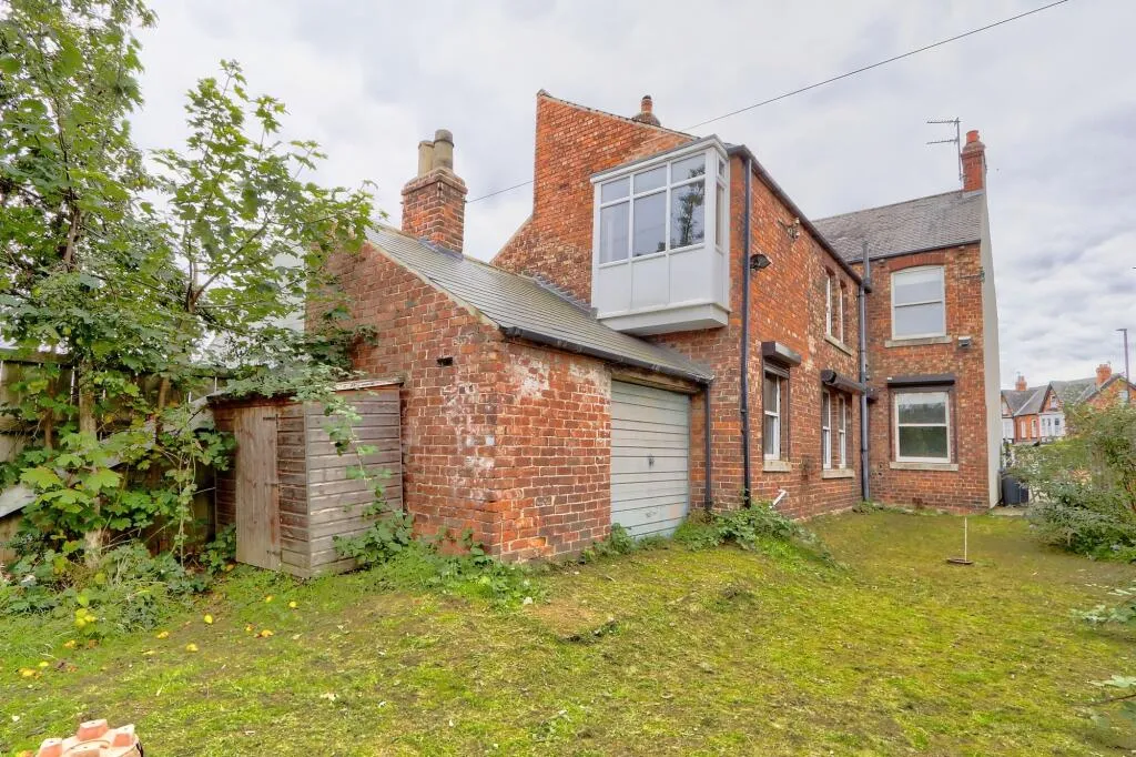 5 bed Semi-Detached