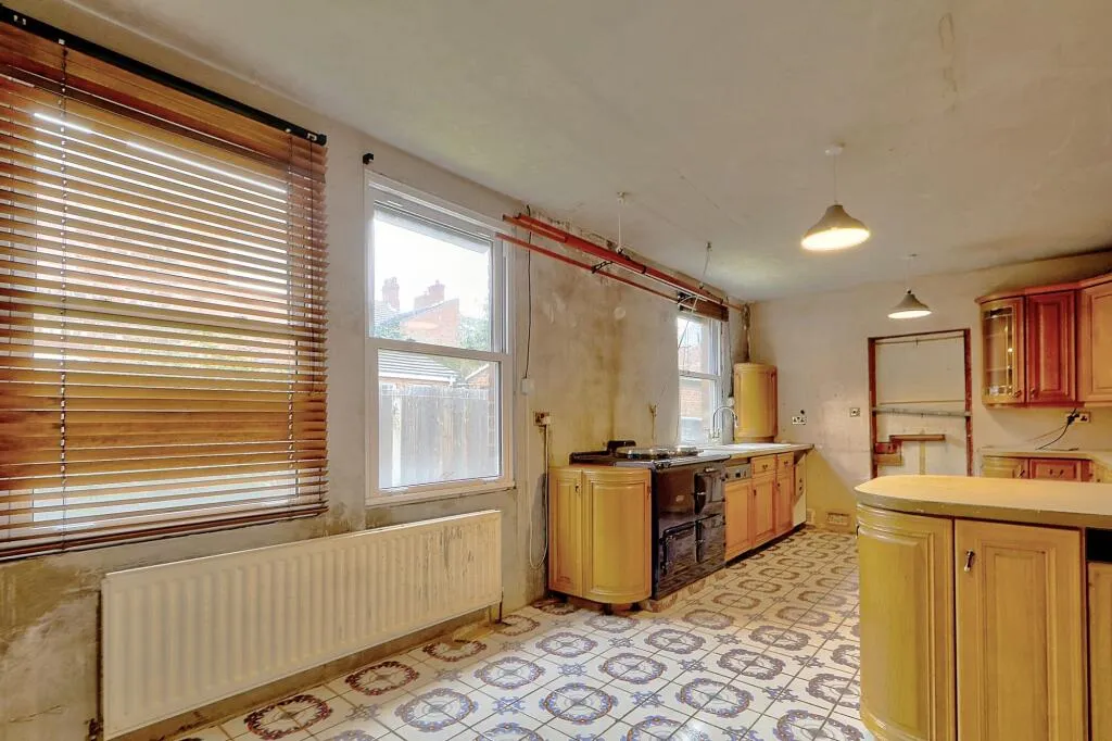 5 bed Semi-Detached