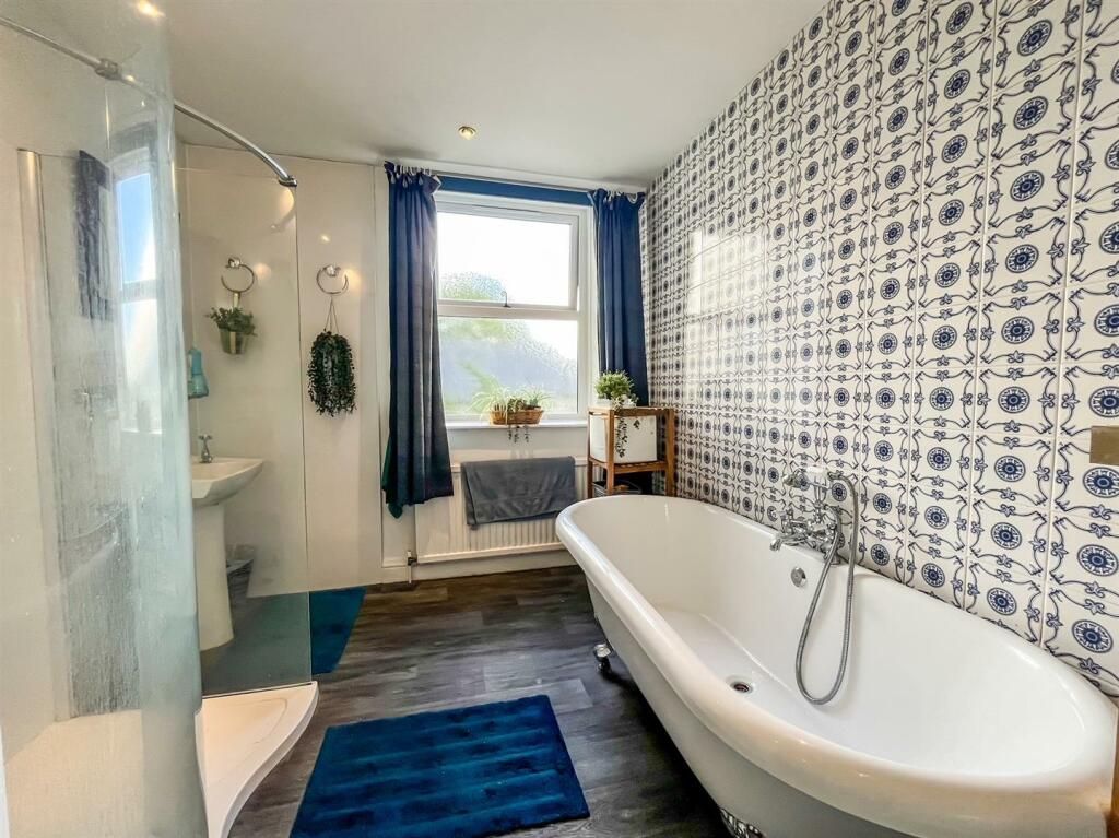 4 bed Detached