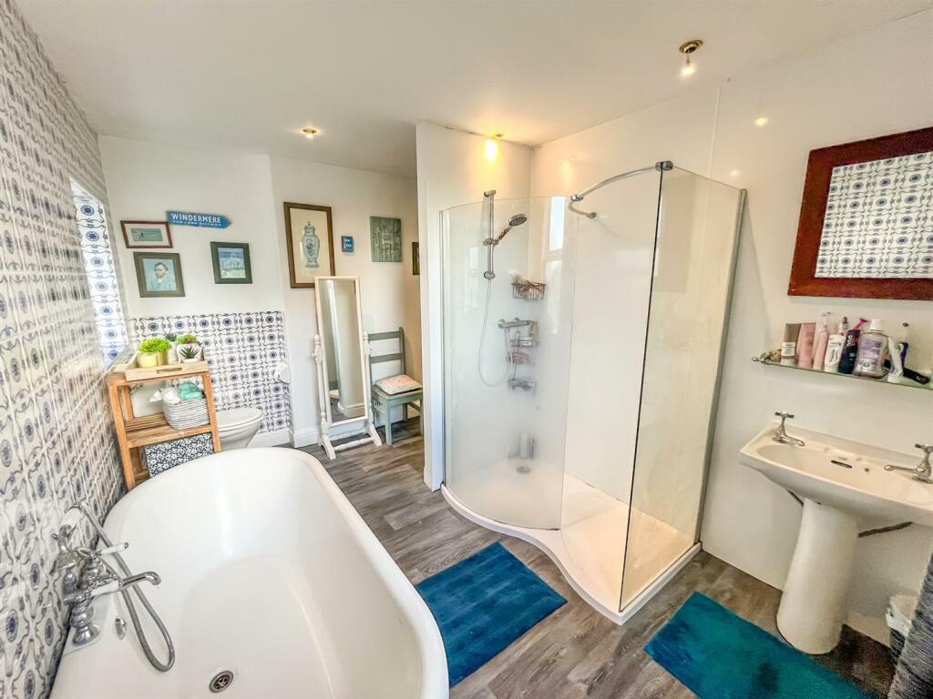 4 bed Detached