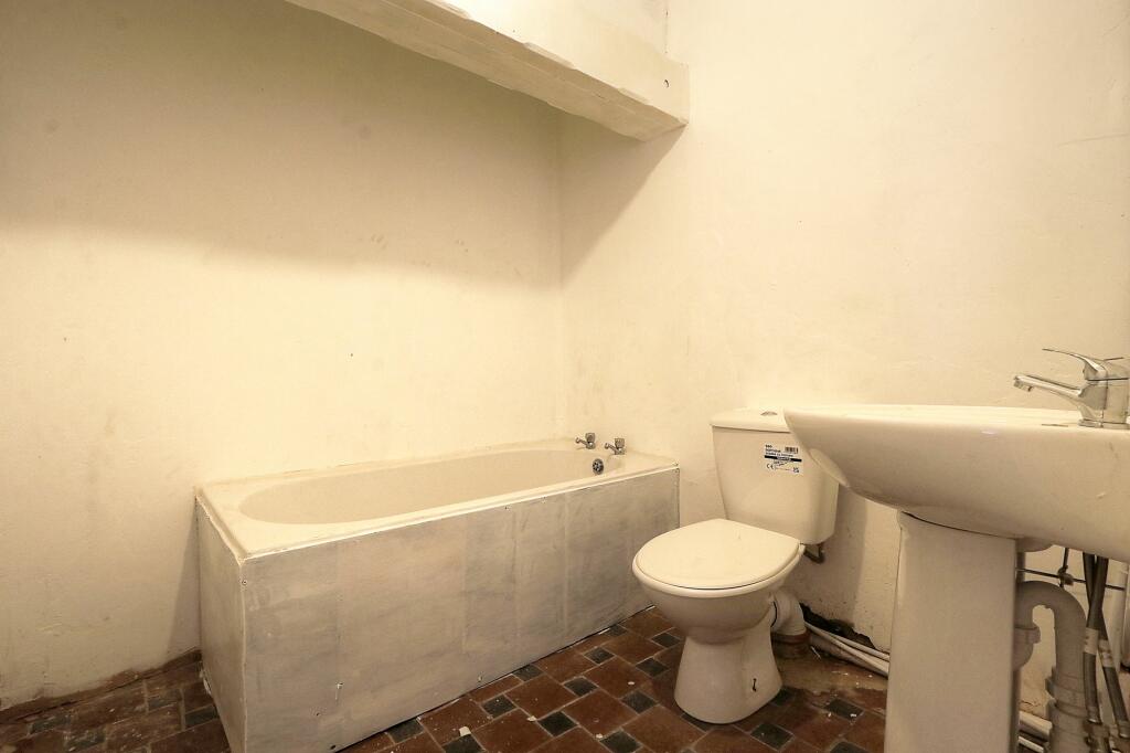 9 bed Detached