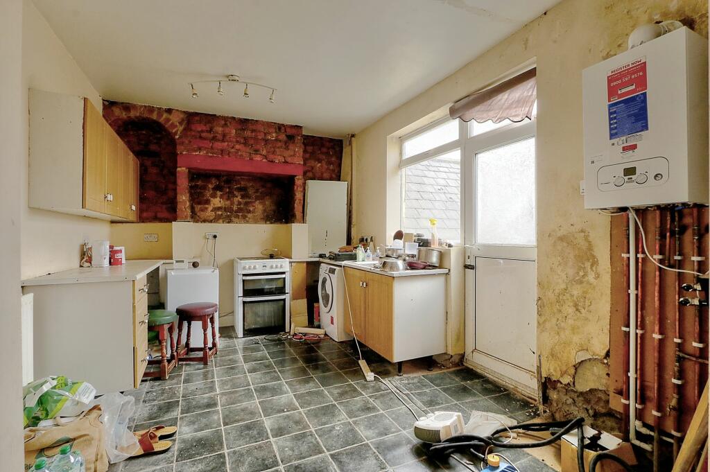 9 bed Detached