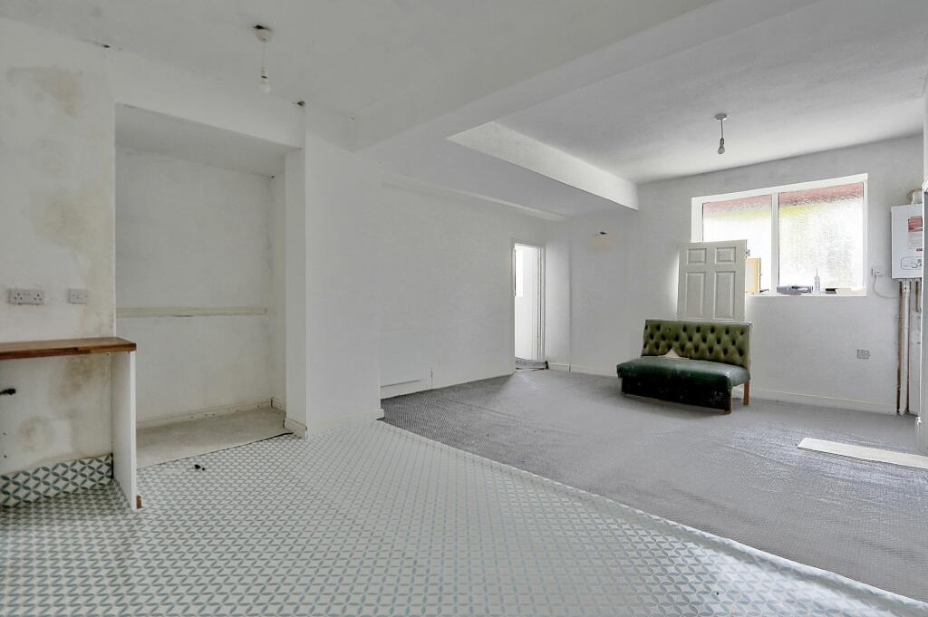 9 bed Detached