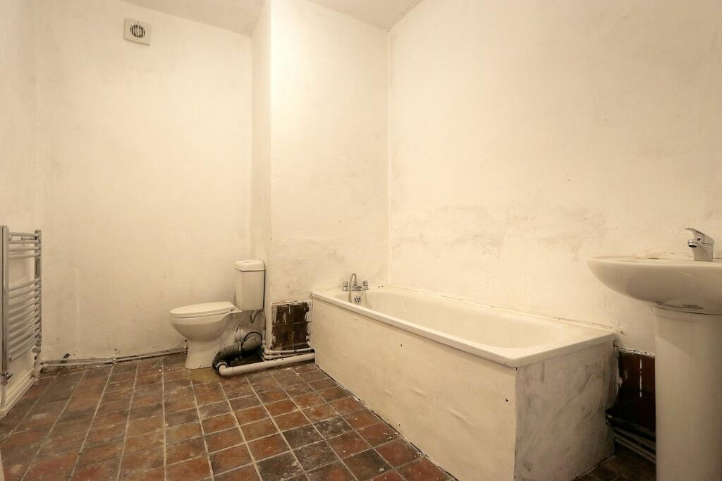 9 bed Detached