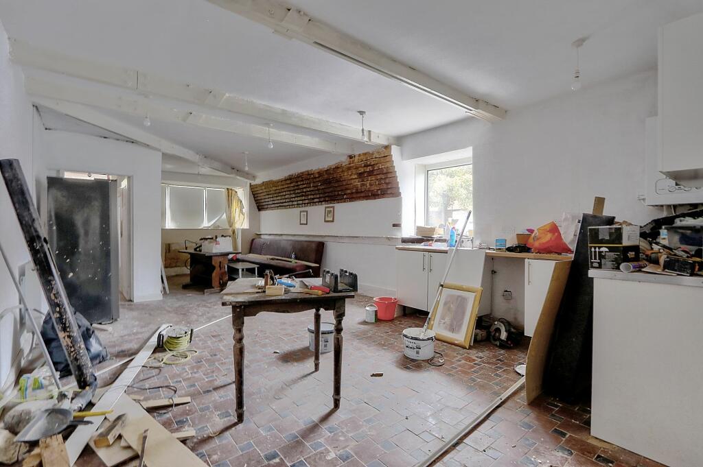 9 bed Detached