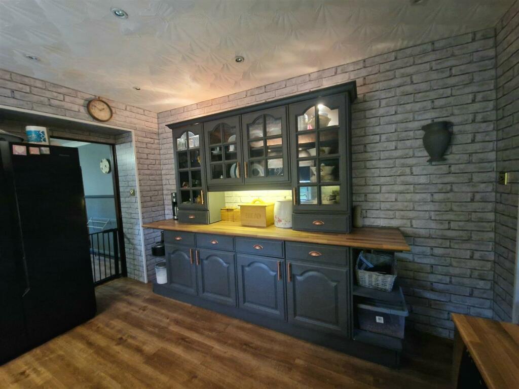 4 bed Detached