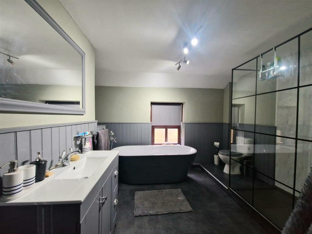 4 bed Detached