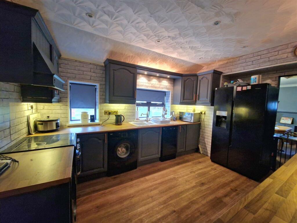 4 bed Detached