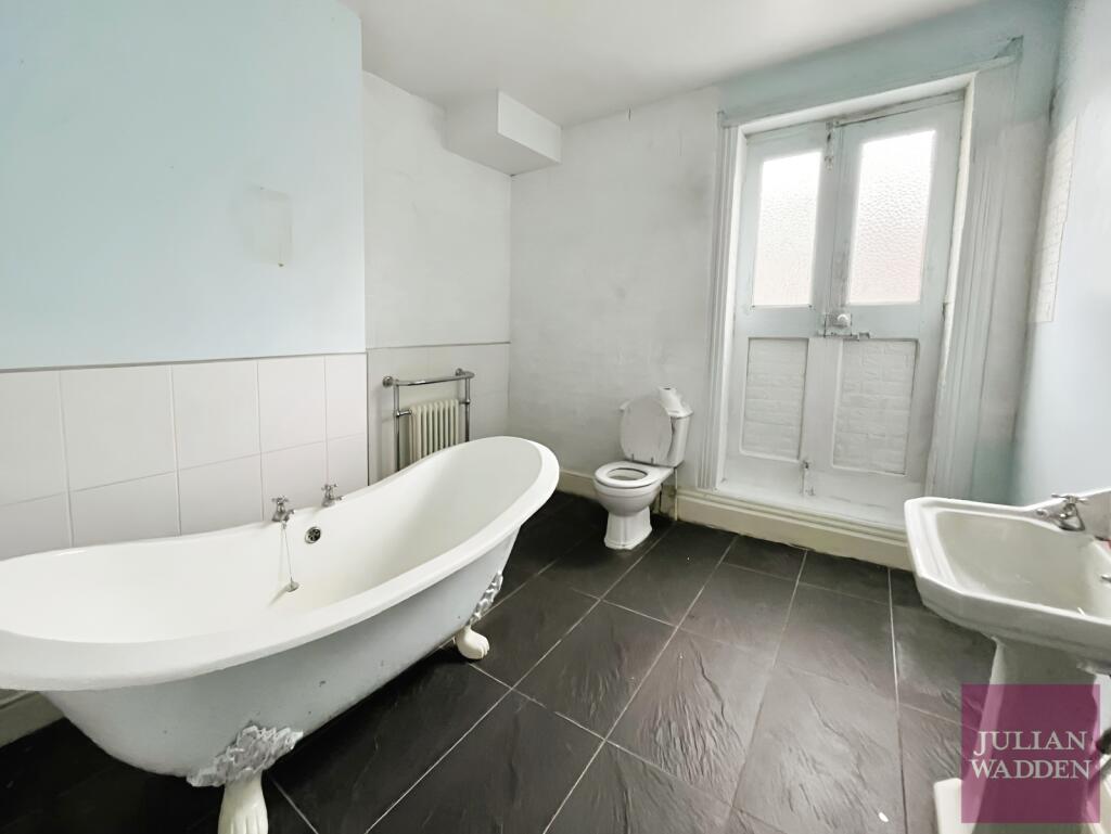 3 bed End of Terrace