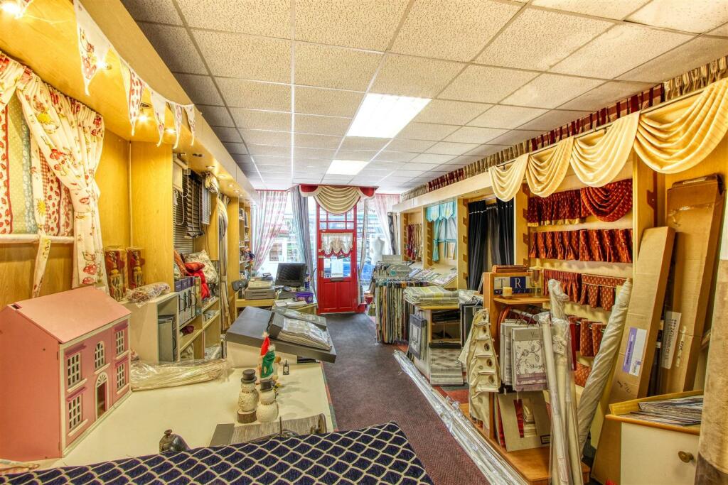 3 bed Mixed Use