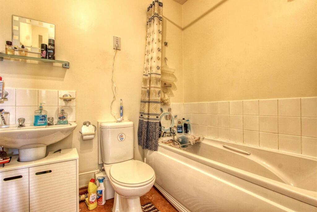 3 bed Mixed Use