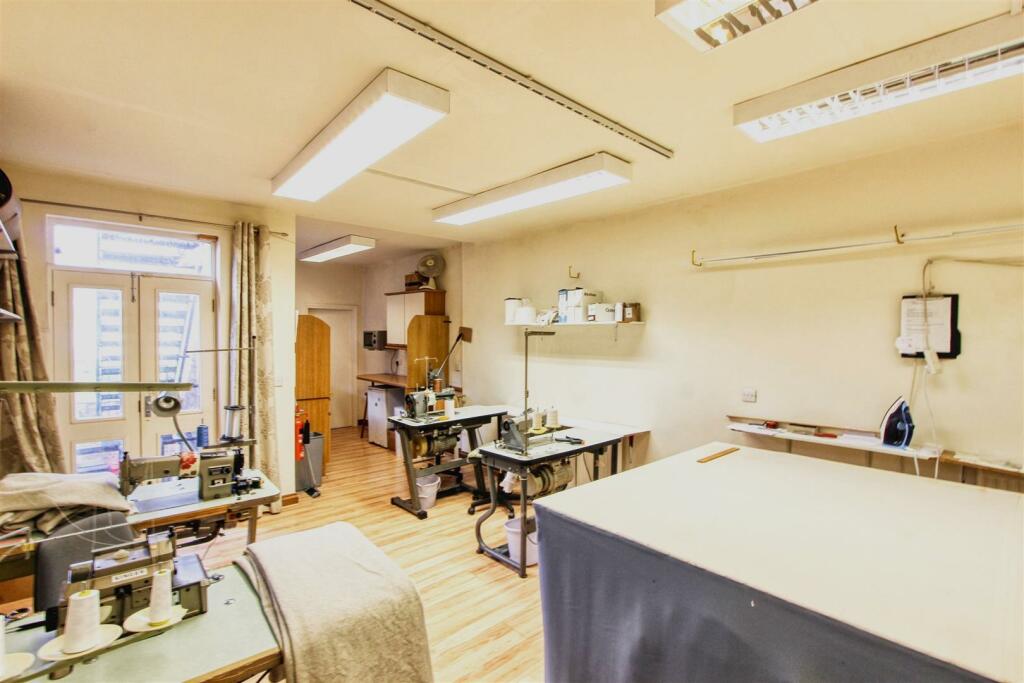 3 bed Mixed Use