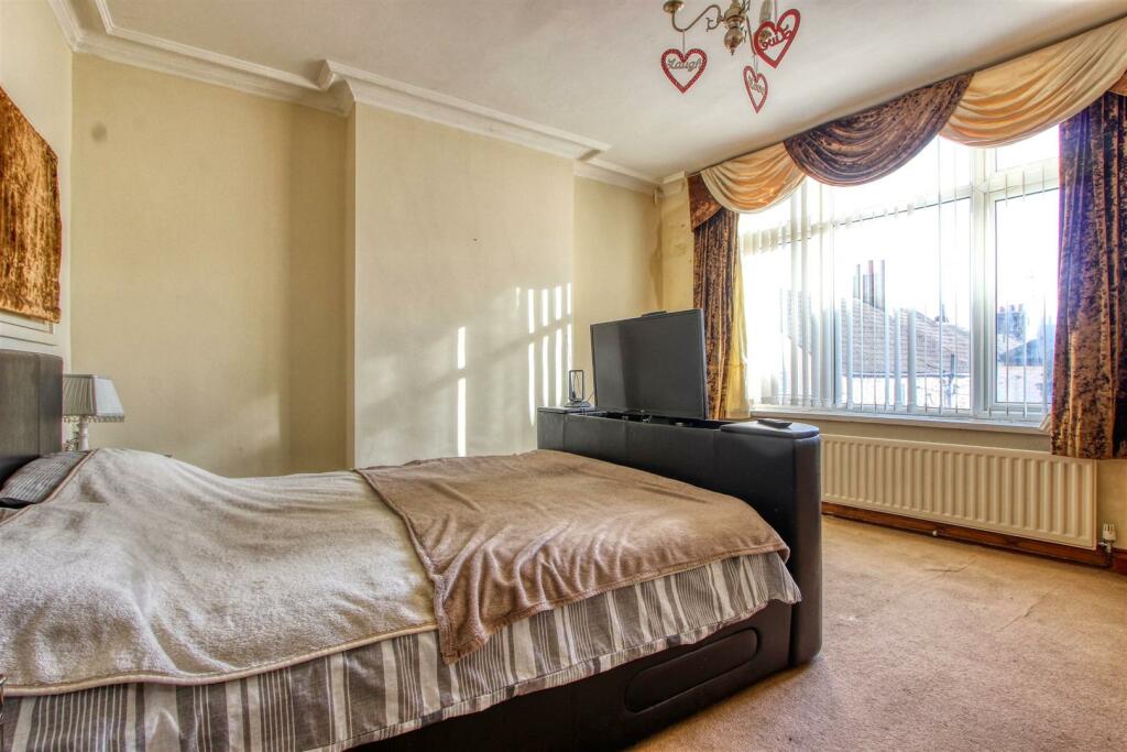 3 bed Mixed Use