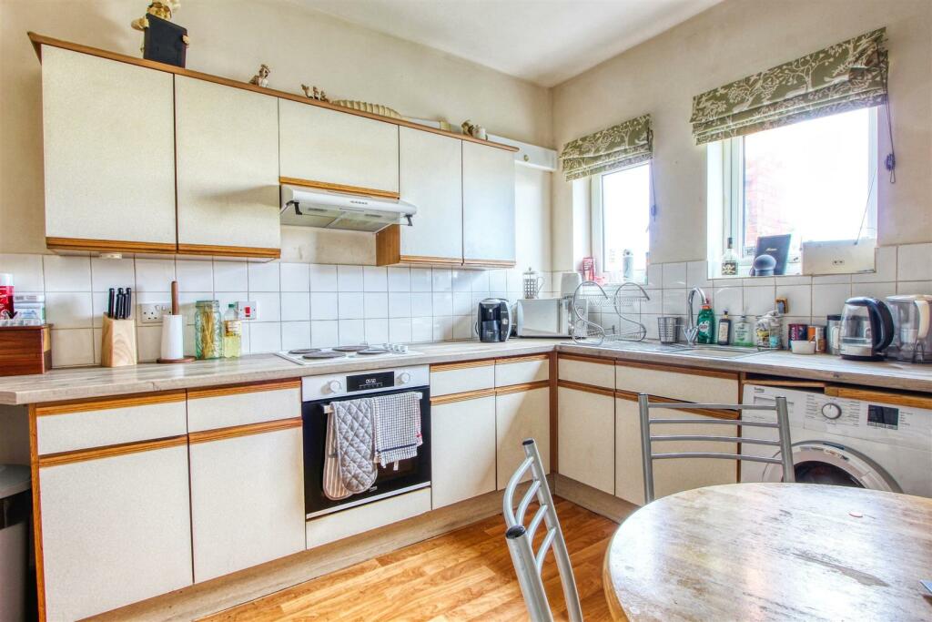 3 bed Mixed Use