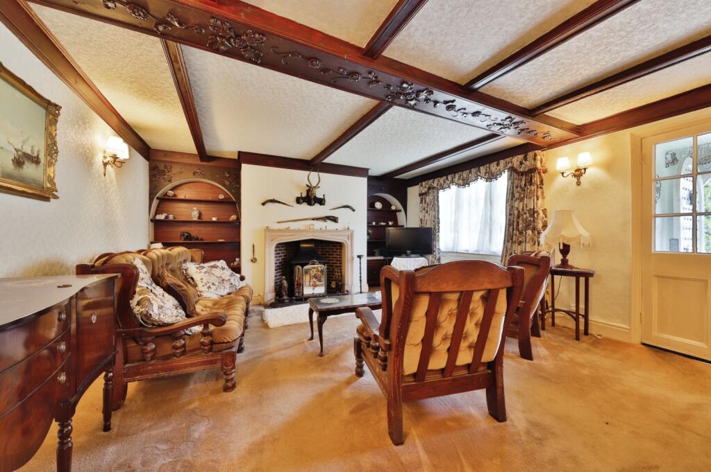 6 bed Detached