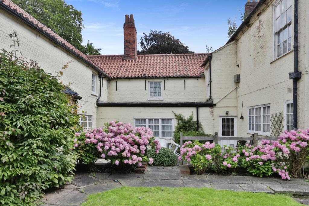 6 bed Detached
