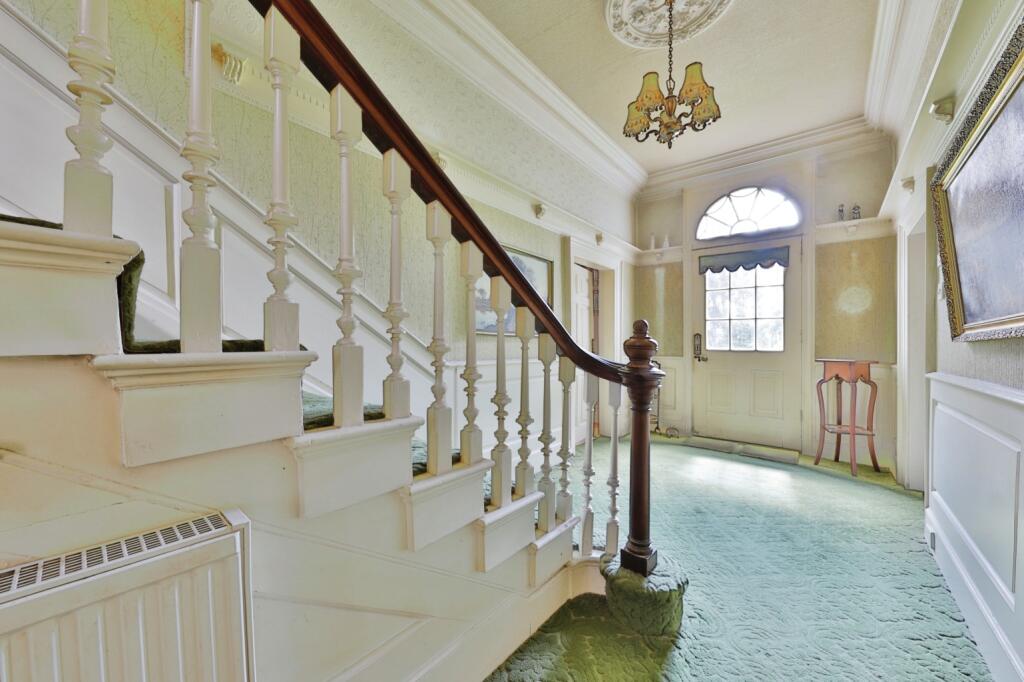 6 bed Detached